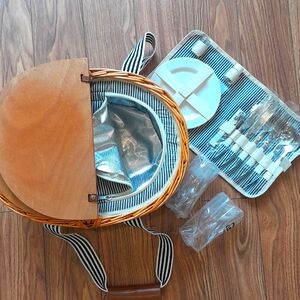 Large insulated Picnic Basket w Utensil